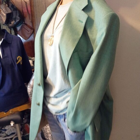 Green Sport Coat with Modern Cut and Notched Lapels - Picture 4 of 16